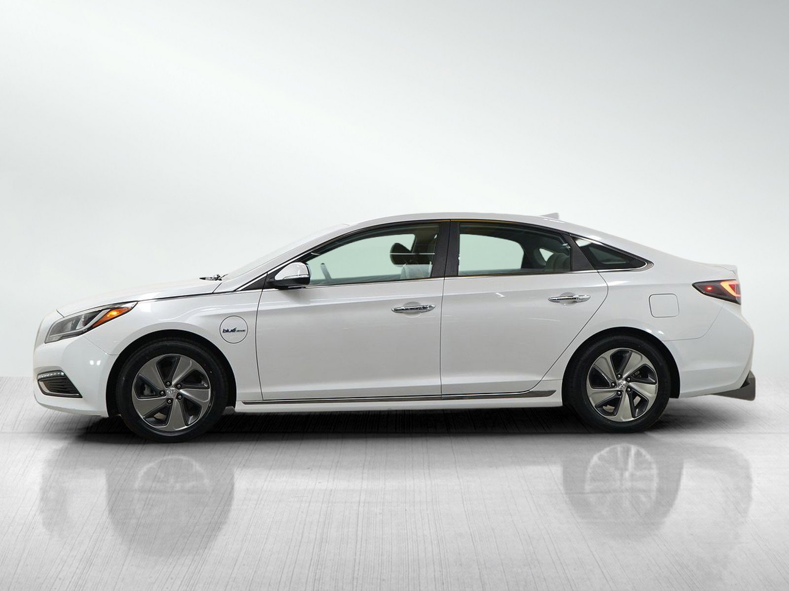 Used 2017 Hyundai Sonata Plug-In Hybrid FWD image 2