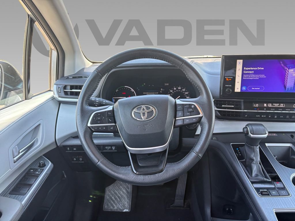 Used 2025 Toyota Sienna XLE image 13