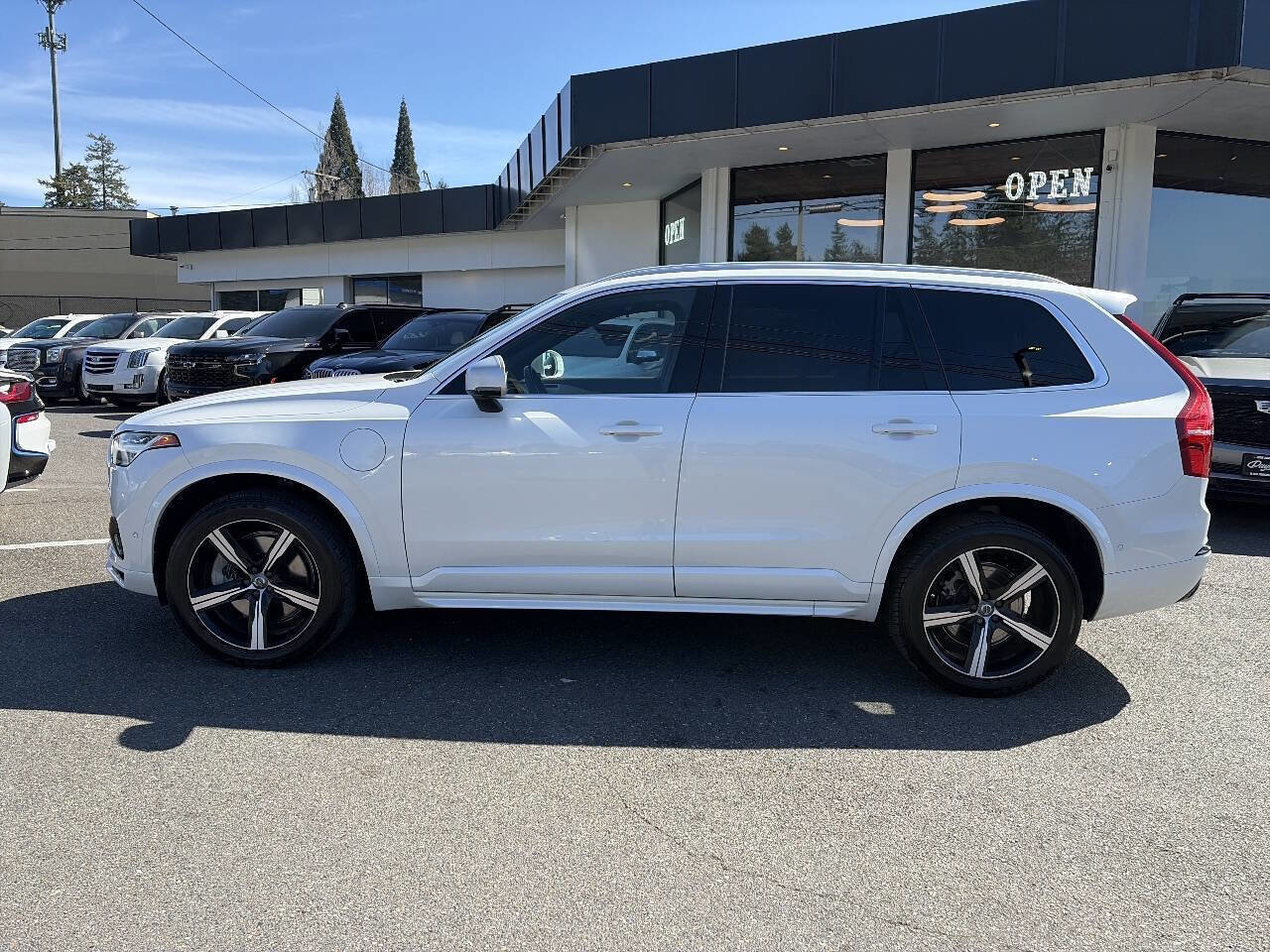 Used 2016 Volvo XC90 T8 R-Design w/ Vision Package AWD/4WD image 2