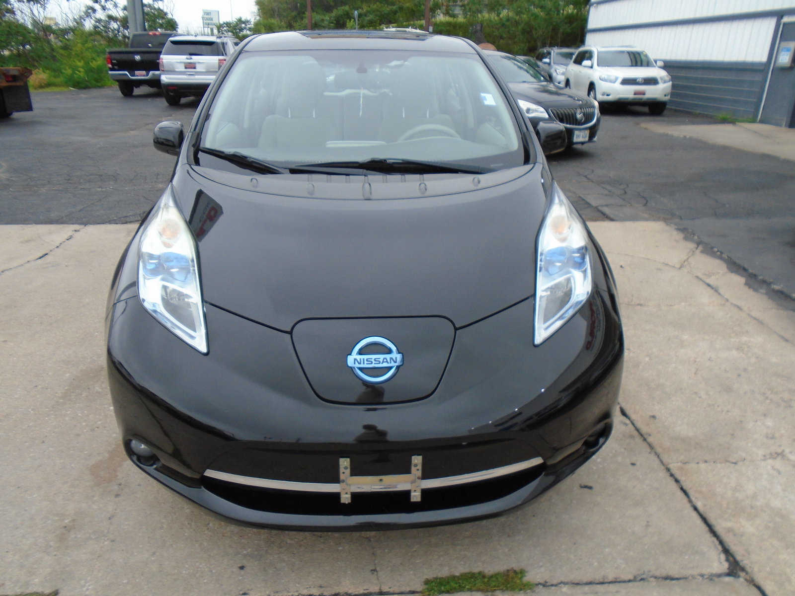 Used 2011 Nissan Leaf w/ Eco Design Pkg FWD image 7