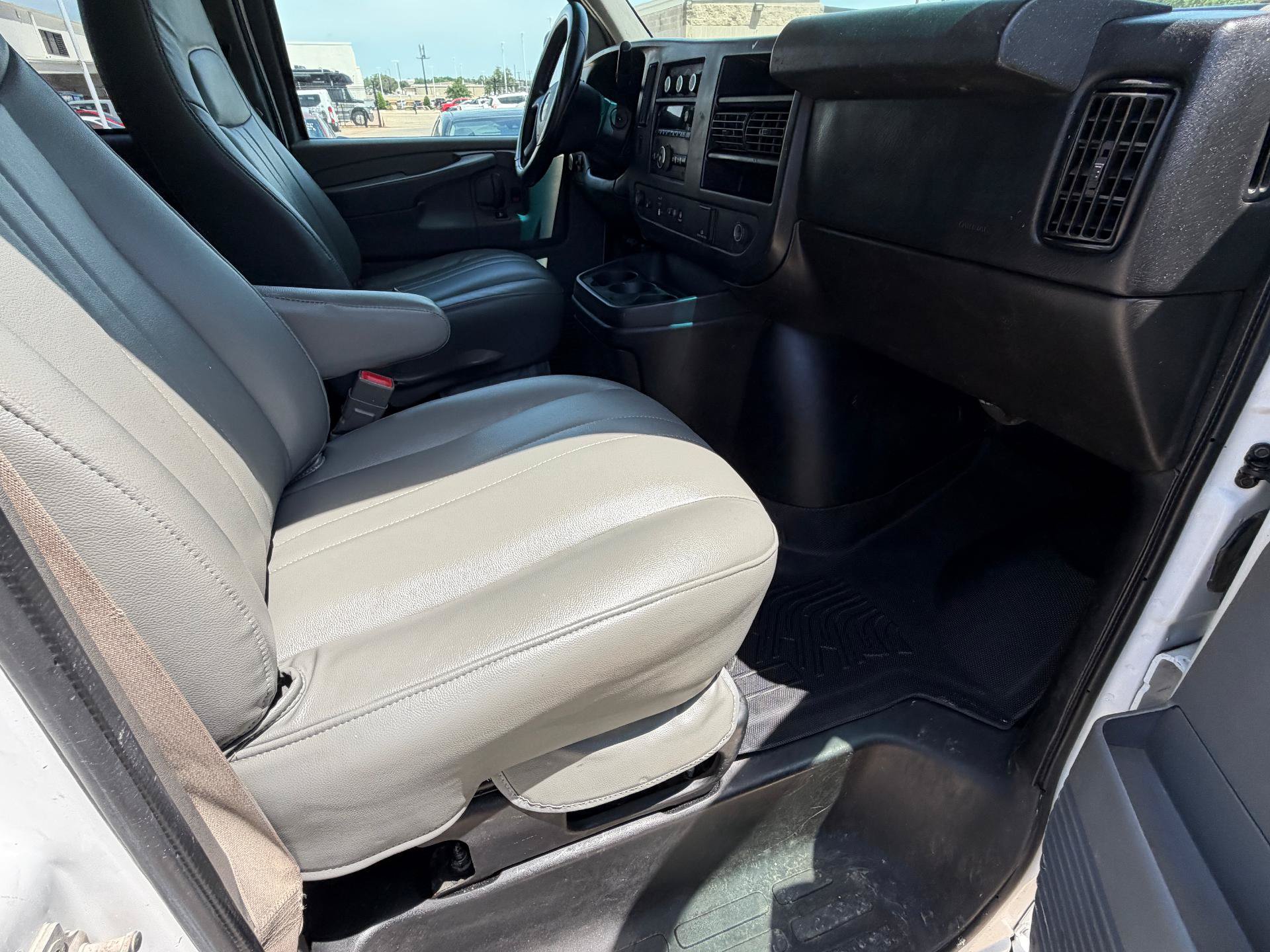 Used 2015 Chevrolet Express 2500 LT RWD image 21