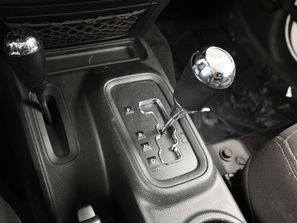 Used 2018 Jeep Wrangler Unlimited Sahara w/ Connectivity Group image 18