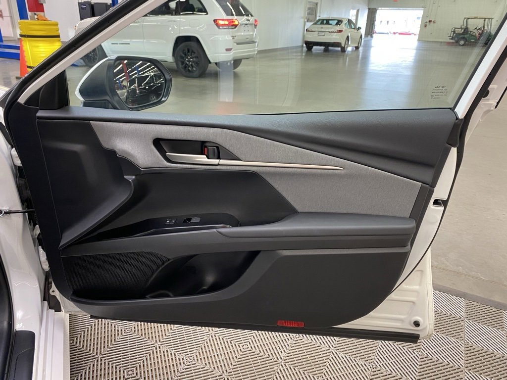 Used 2025 Toyota Camry Hybrid image 33