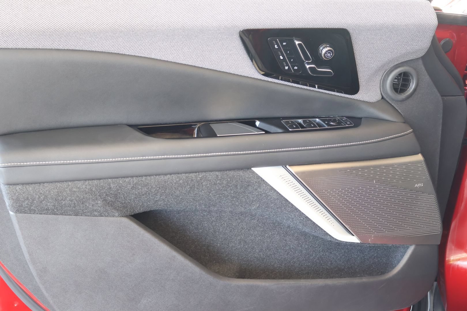 Certified 2025 Cadillac Optiq Sport 2 w/ LPO, Floor Liner Package AWD/4WD image 9