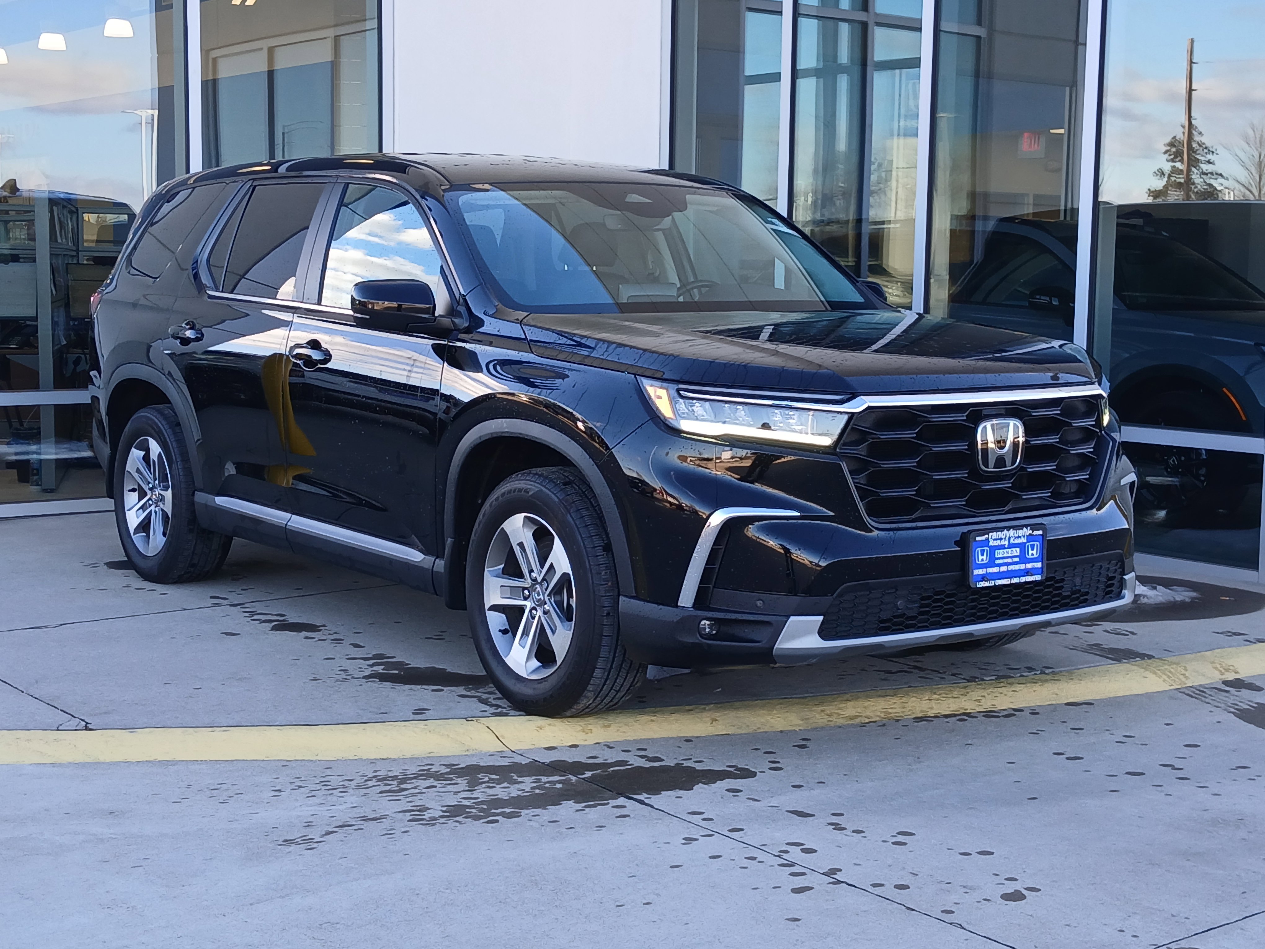 Used 2025 Honda Pilot EX-L image 4