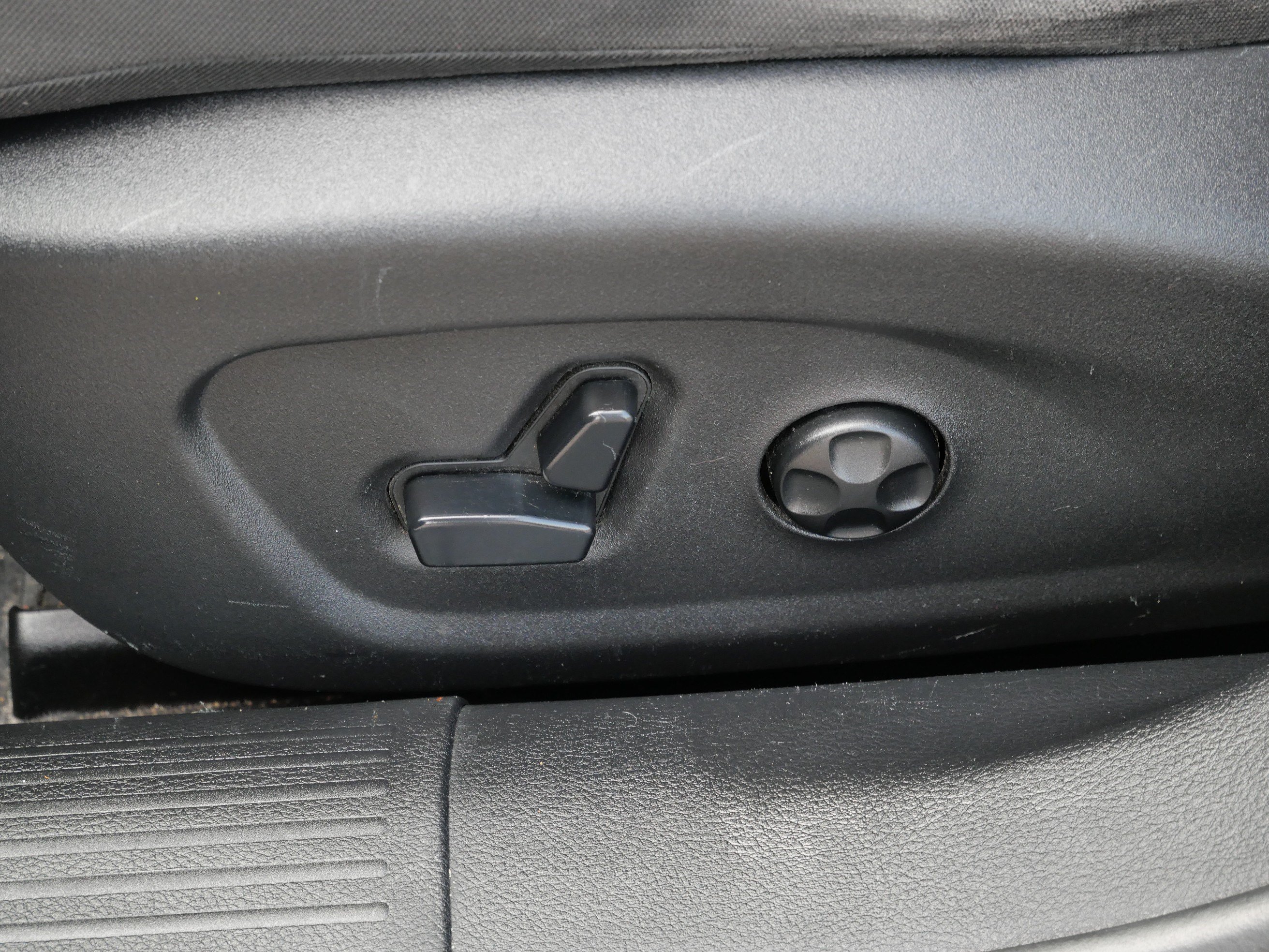 Used 2015 Chrysler 200 Limited w/ Convenience Group FWD image 19