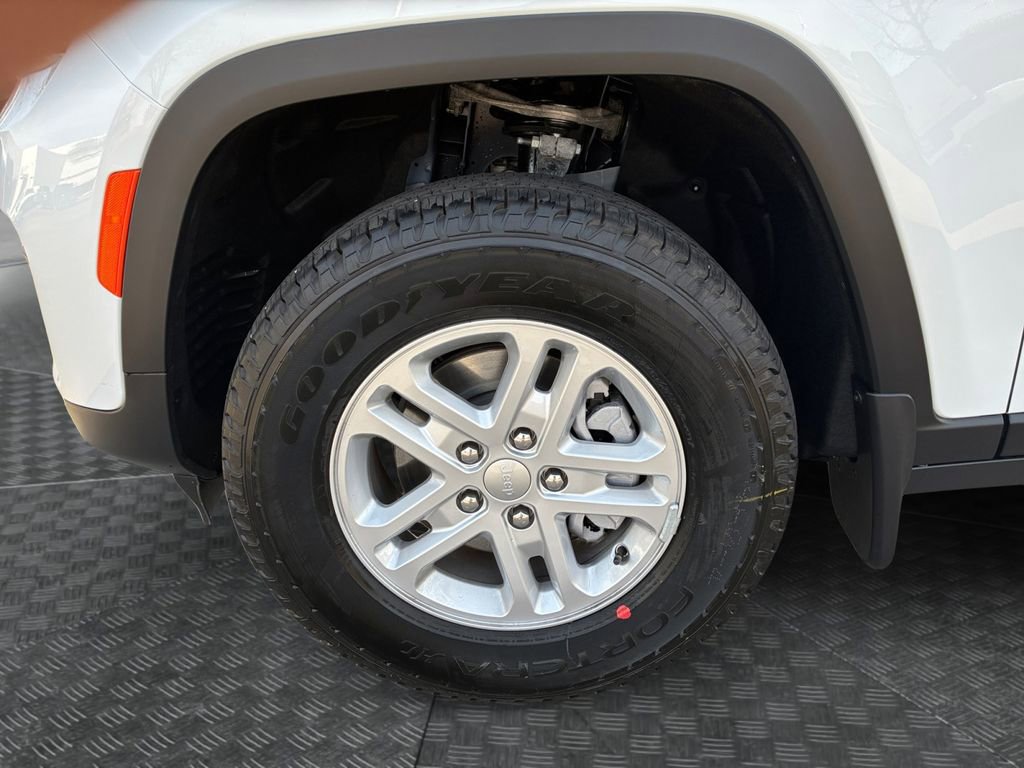 New 2025 Jeep Grand Cherokee Laredo w/ MOPAR Finishing Package RWD image 22