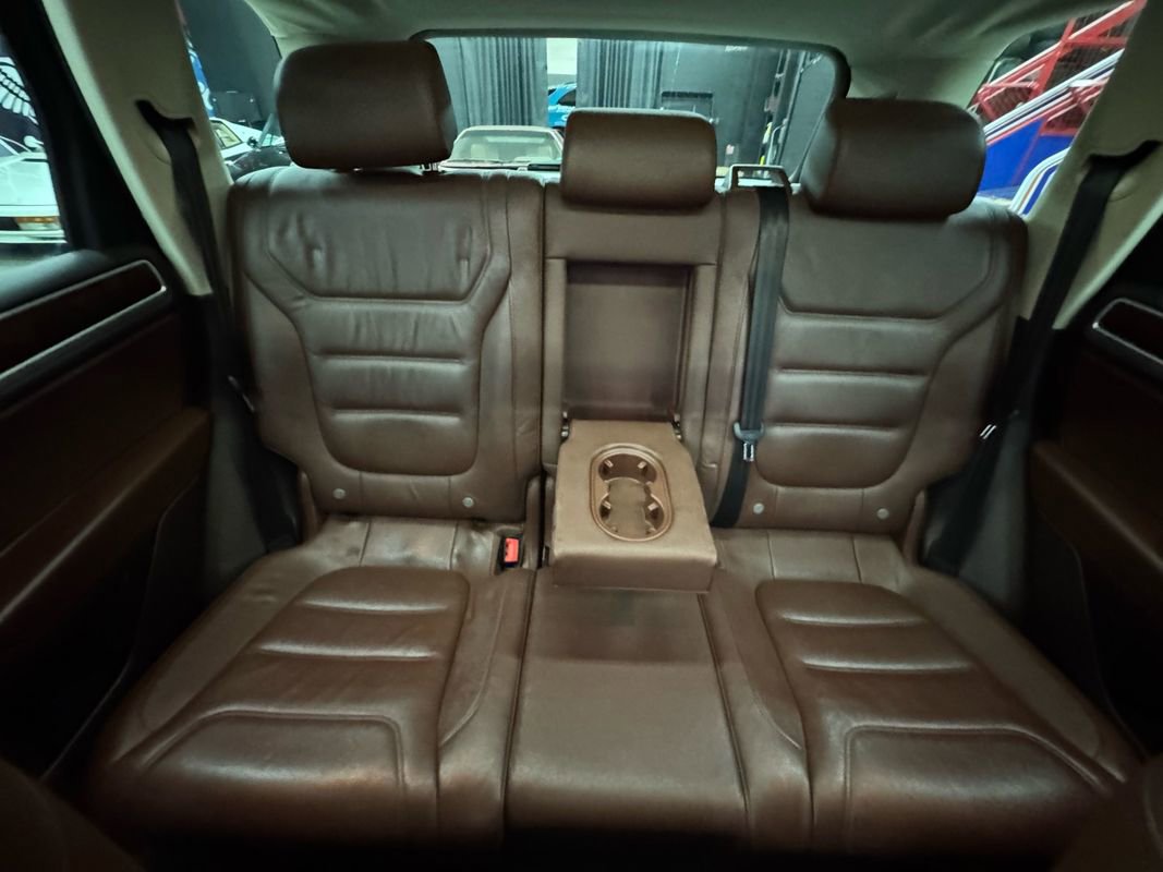 Used 2014 Volkswagen Touareg Sport image 32