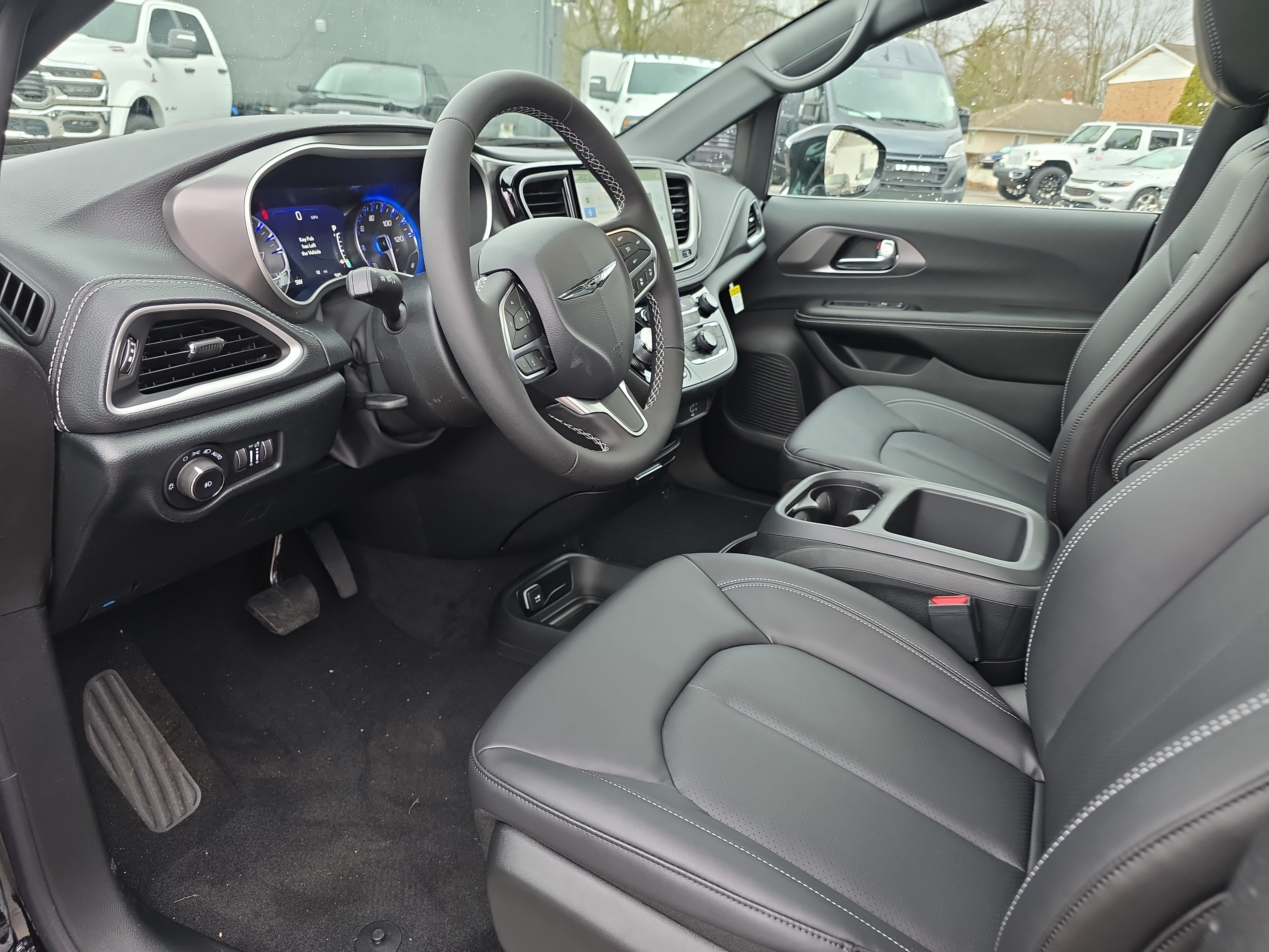 New 2026 Chrysler Pacifica Select AWD/4WD image 3