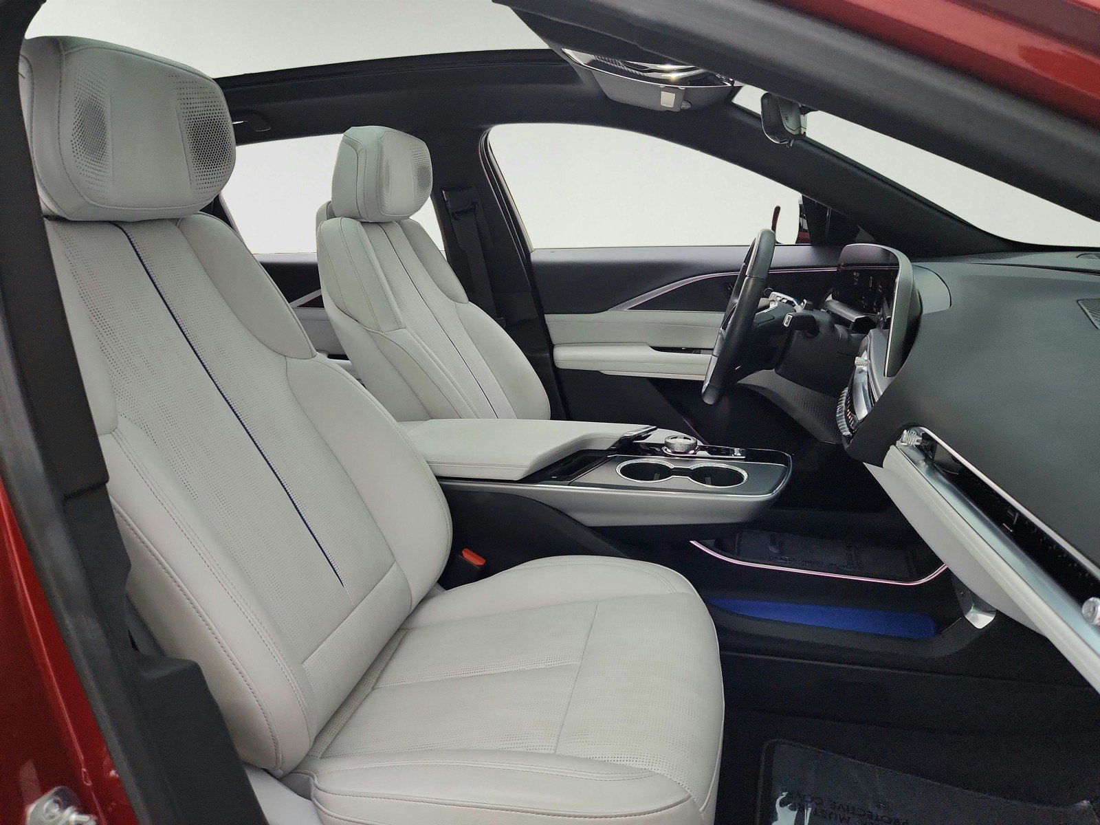 Used 2025 Cadillac Lyriq Sport w/ LPO, Floor Liner Package AWD/4WD image 30