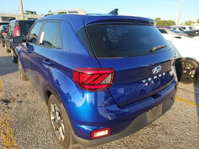 Used 2022 Hyundai Venue Limited FWD image 2