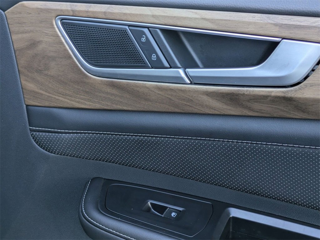 Used 2025 Volkswagen Atlas SE image 33