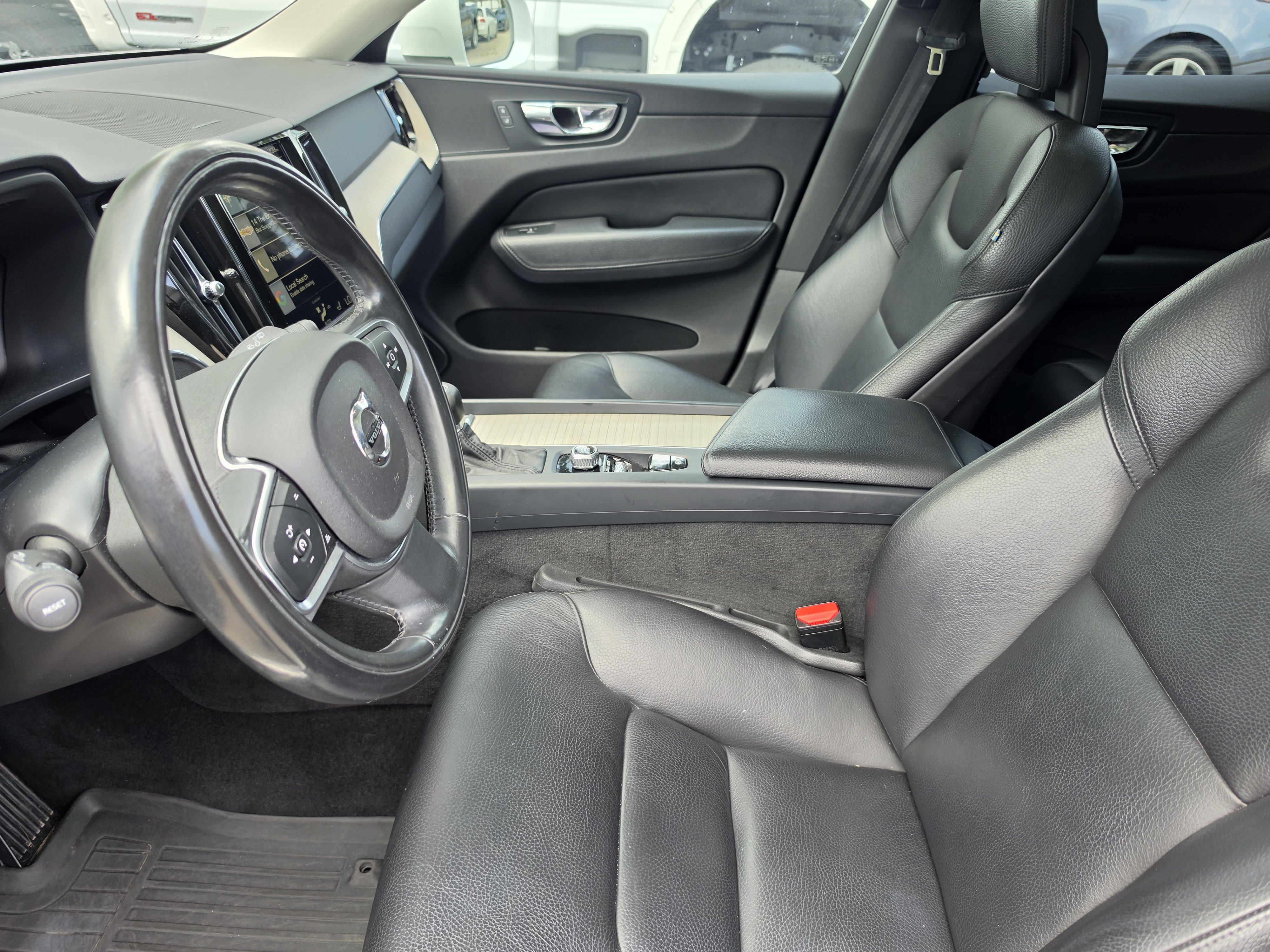 Used 2018 Volvo XC60 T6 Momentum w/ Advanced Package AWD/4WD image 27