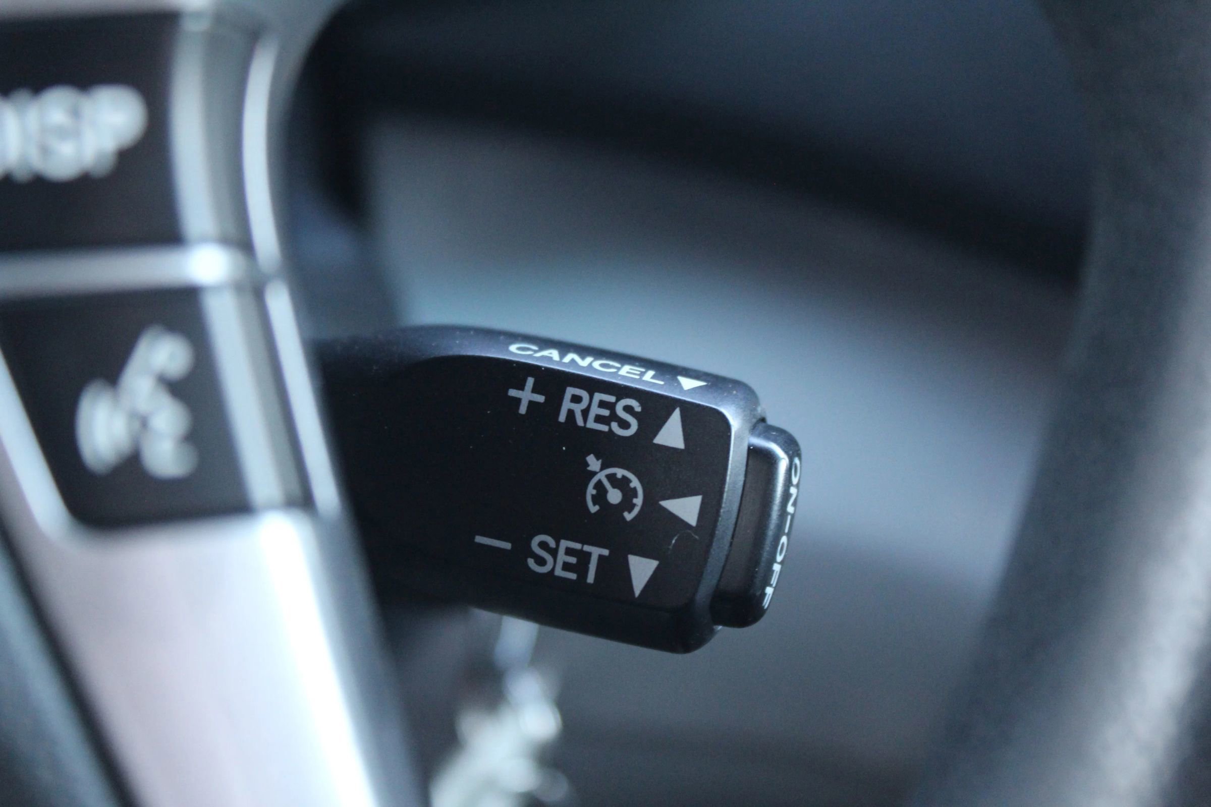 Used 2011 Toyota Highlander Hybrid w/ Cold Weather Pkg image 28