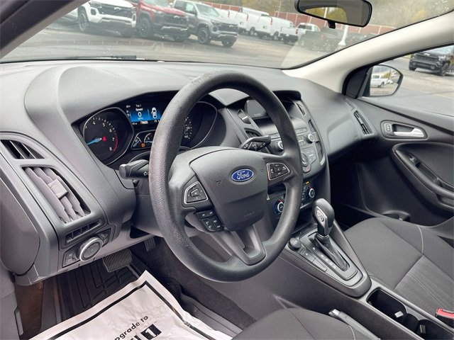 Used 2018 Ford Focus SE w/ SE Appearance Package image 10