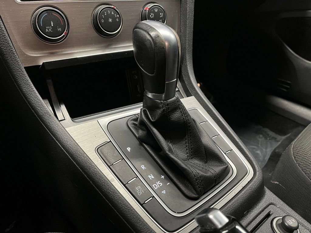 Used 2017 Volkswagen Golf S image 11