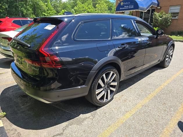 Used 2025 Volvo V90 B6 Cross Country Ultra AWD/4WD image 4