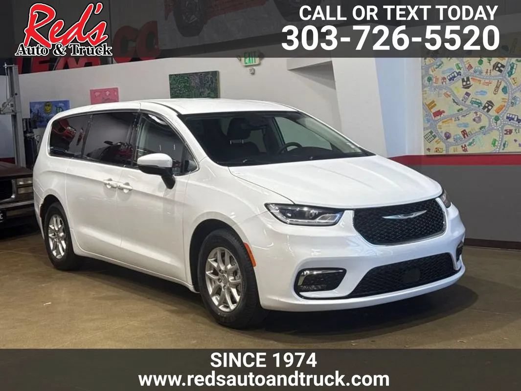Used 2023 Chrysler Pacifica Touring-L FWD image 1