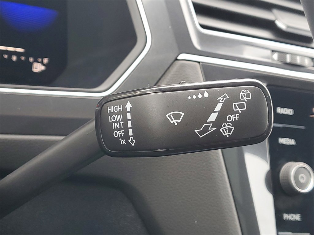 Used 2022 Volkswagen Tiguan SE R-Line image 25