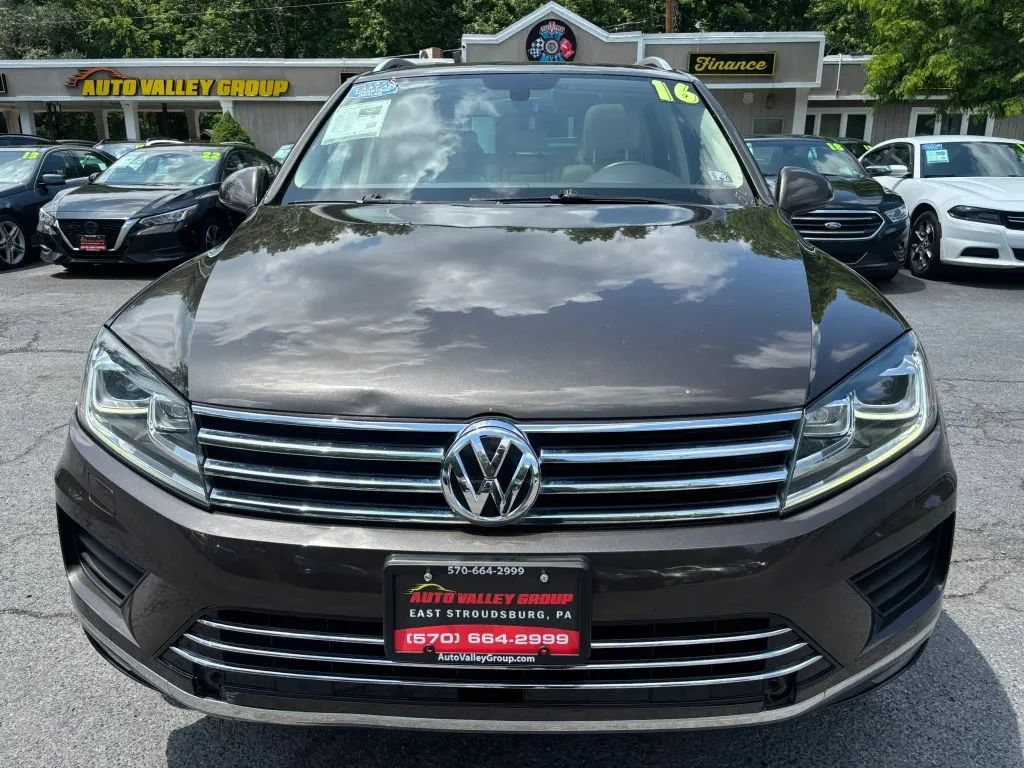 Used 2016 Volkswagen Touareg TDI AWD/4WD image 3