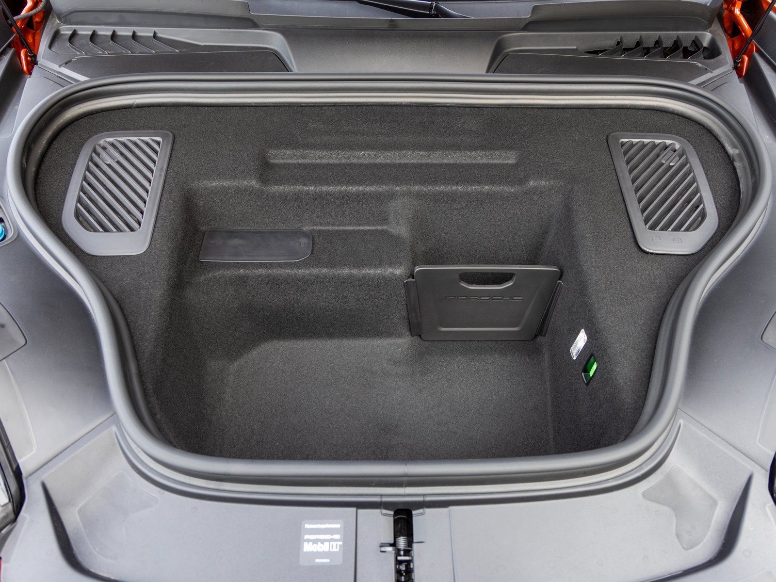 Certified 2025 Porsche Macan Electric image 57