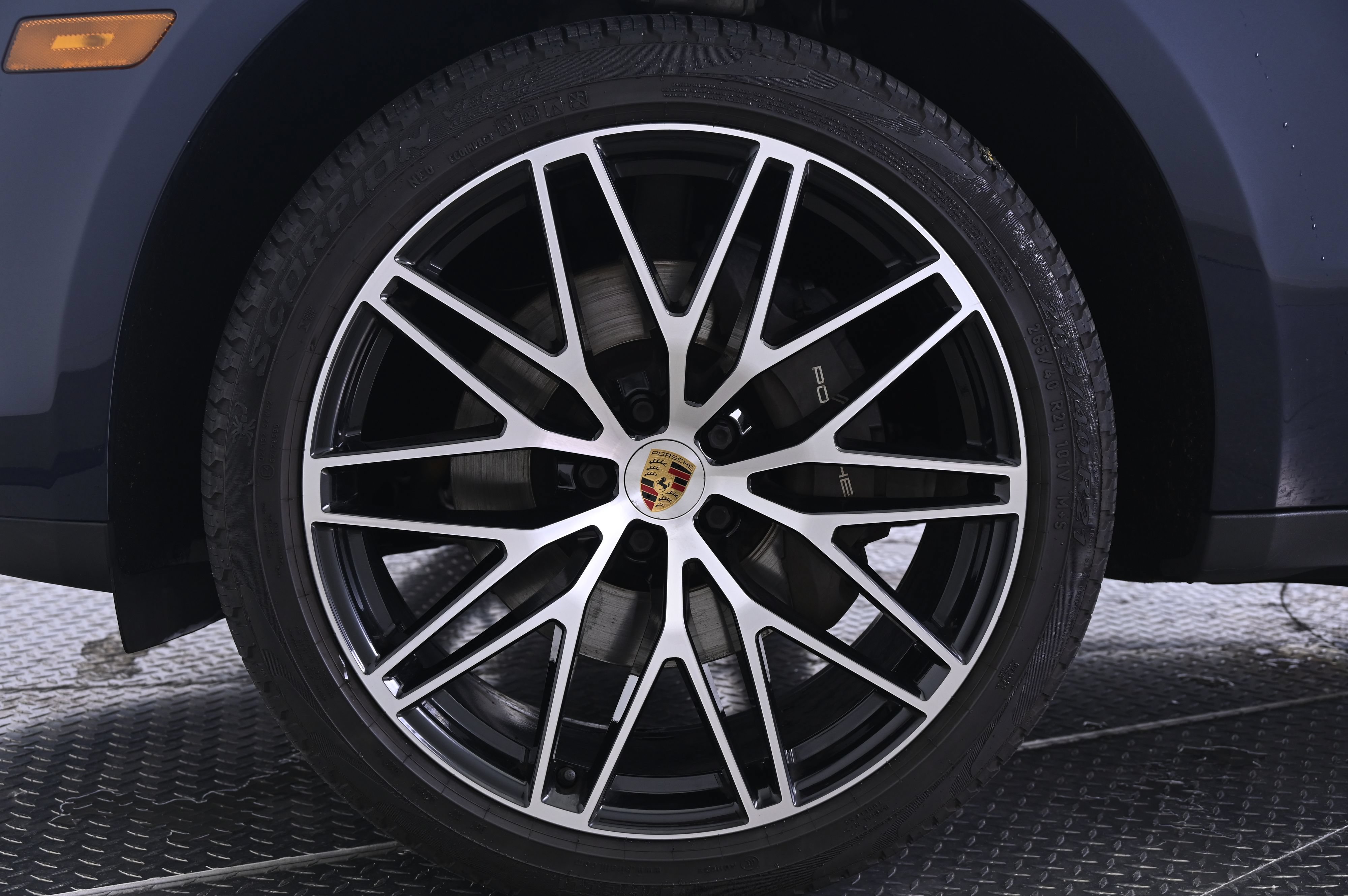 Certified 2022 Porsche Macan AWD/4WD image 11