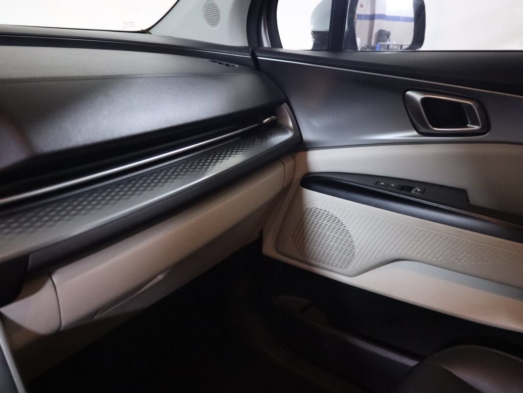 Used 2022 Kia Carnival LX FWD image 22