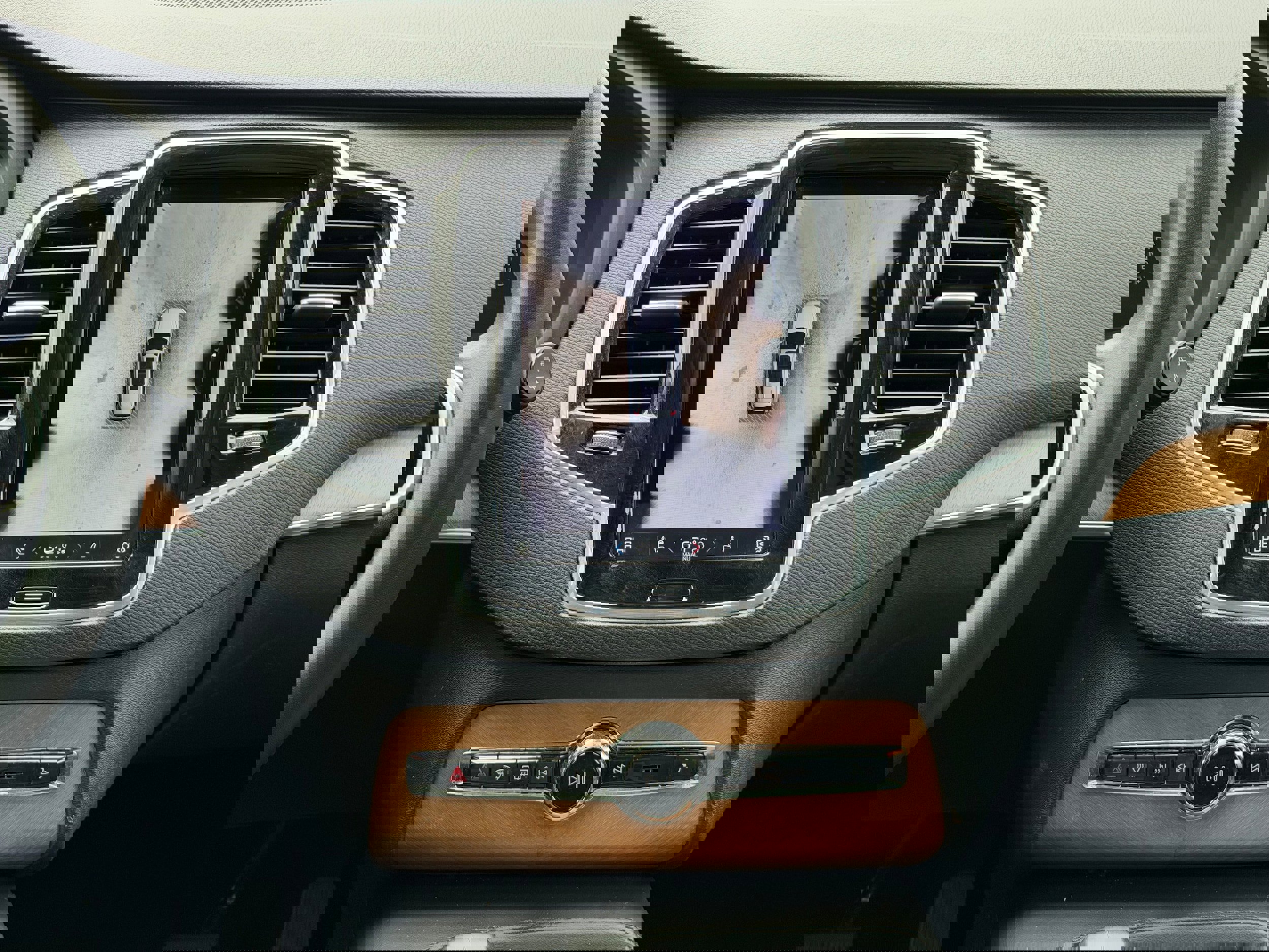 Certified 2024 Volvo XC90 T8 Plus w/ Protection Package Premier image 15