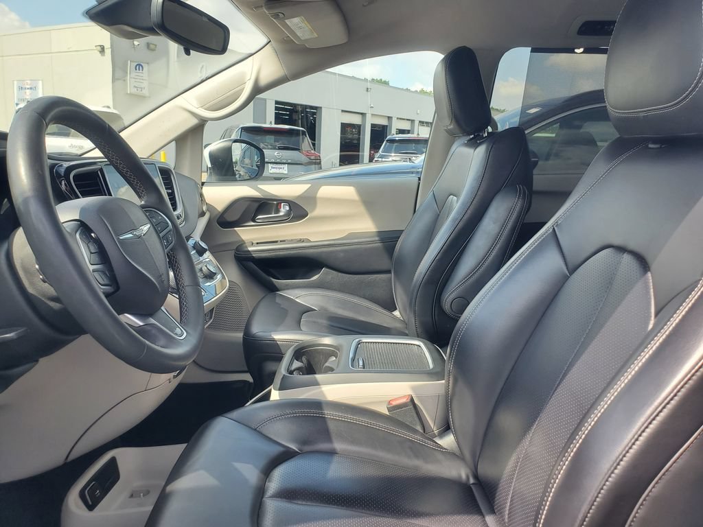 Used 2023 Chrysler Pacifica Touring-L FWD image 6