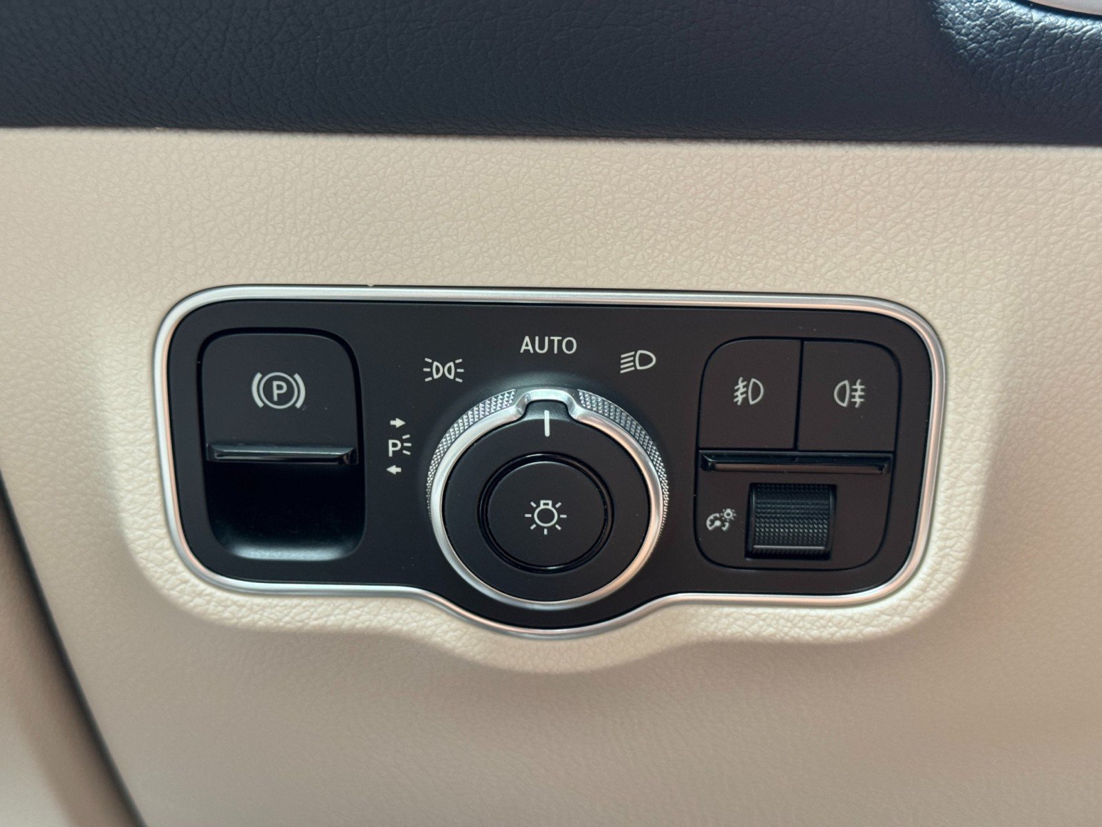 Used 2025 Mercedes-Benz GLB 250 image 17