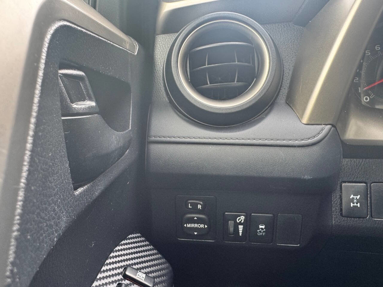 Used 2015 Toyota RAV4 LE image 29