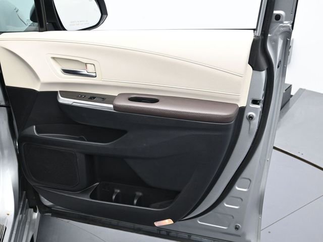 Used 2024 Toyota Sienna Platinum image 31