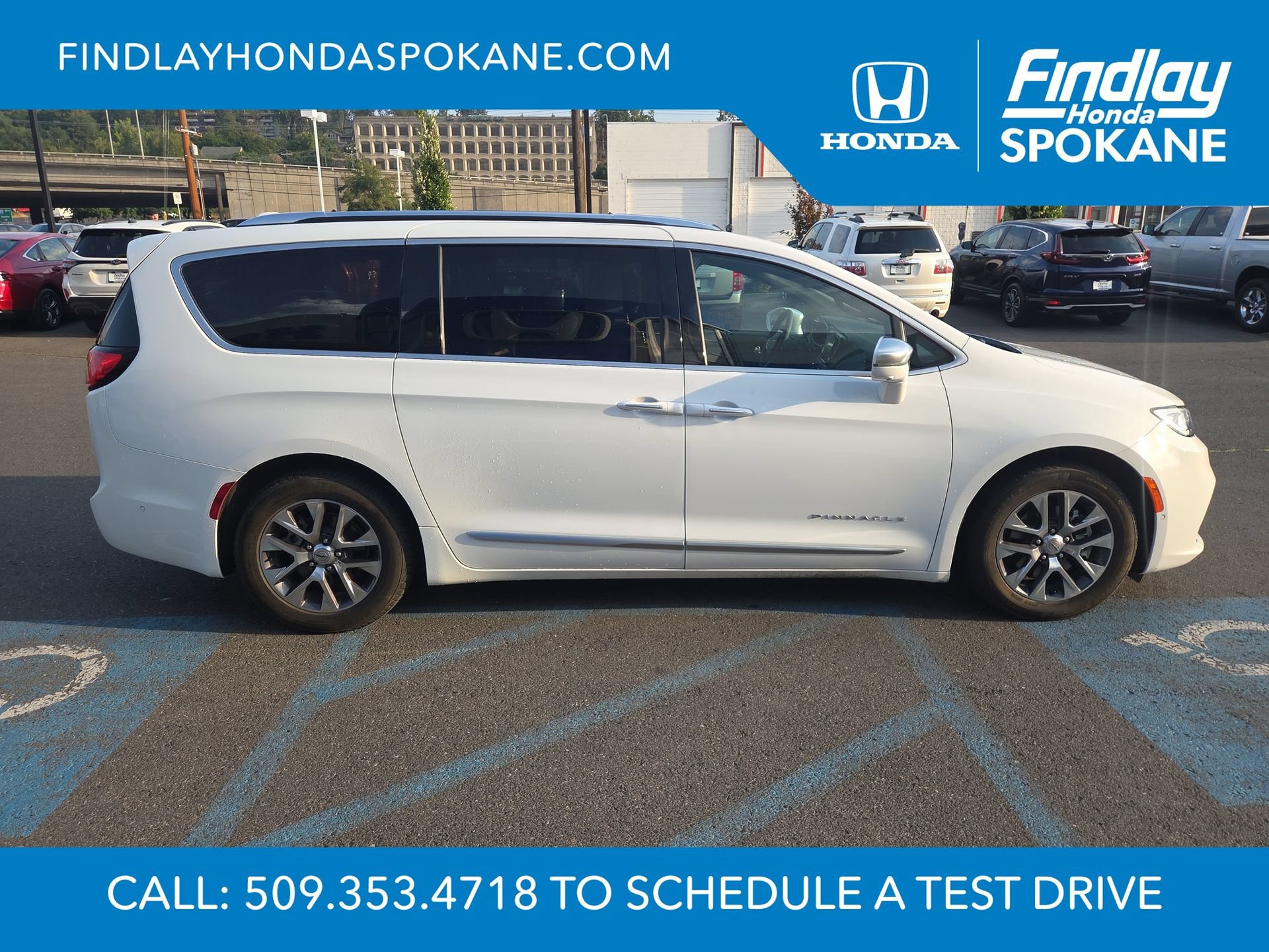 Used 2022 Chrysler Pacifica Pinnacle FWD image 6