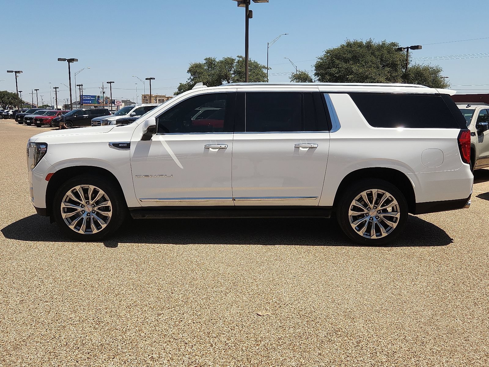 Used 2022 GMC Yukon XL Denali RWD image 2