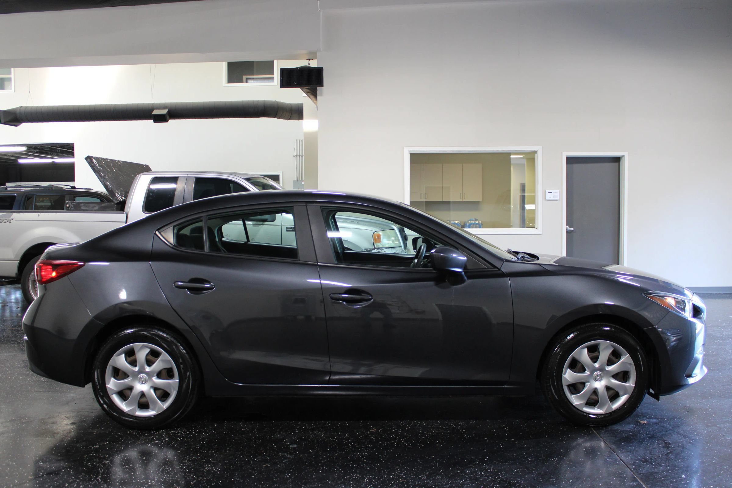 Used 2015 MAZDA MAZDA3 i Sport FWD image 2