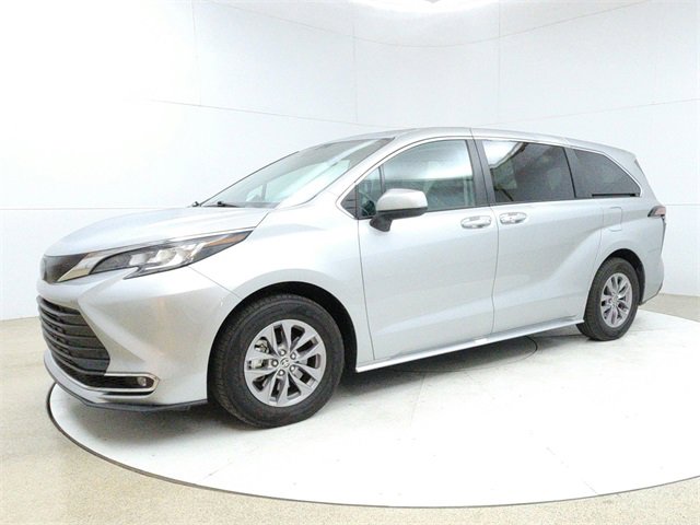 Used 2022 Toyota Sienna XLE image 3