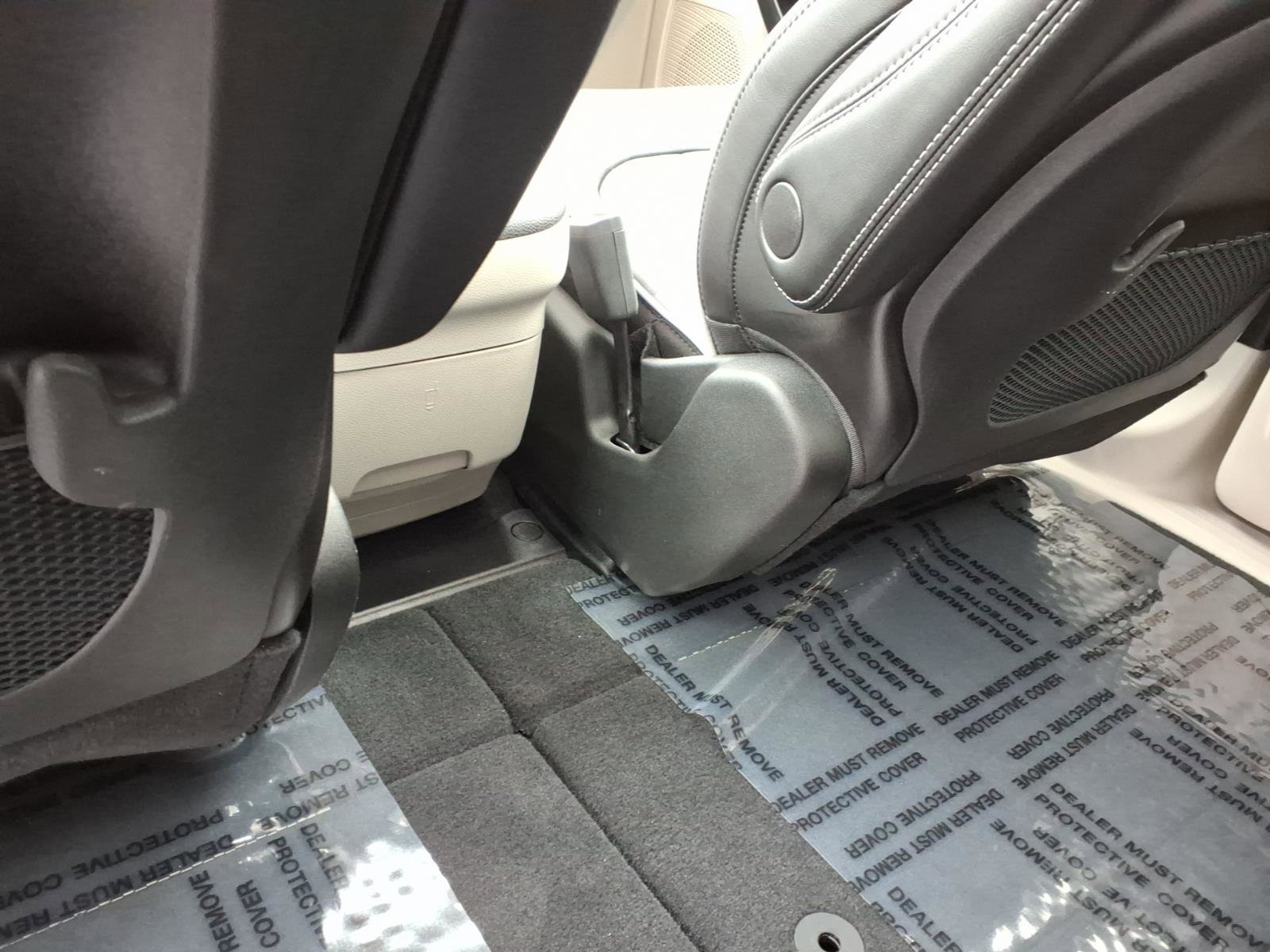 Used 2024 Chrysler Pacifica Limited image 7