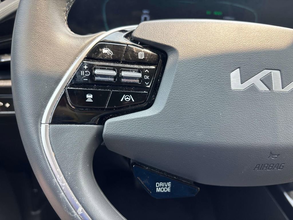Used 2023 Kia Niro EX image 16