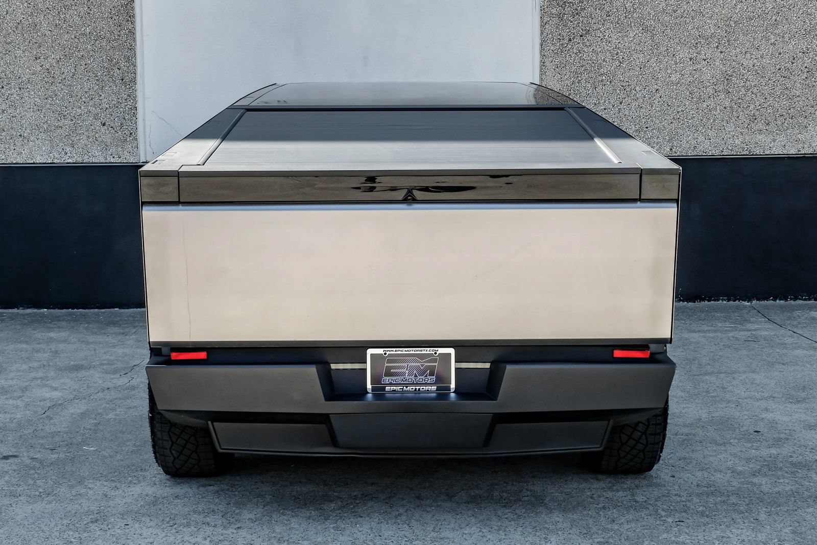 Used 2024 Tesla Cybertruck AWD Crew Cab image 11