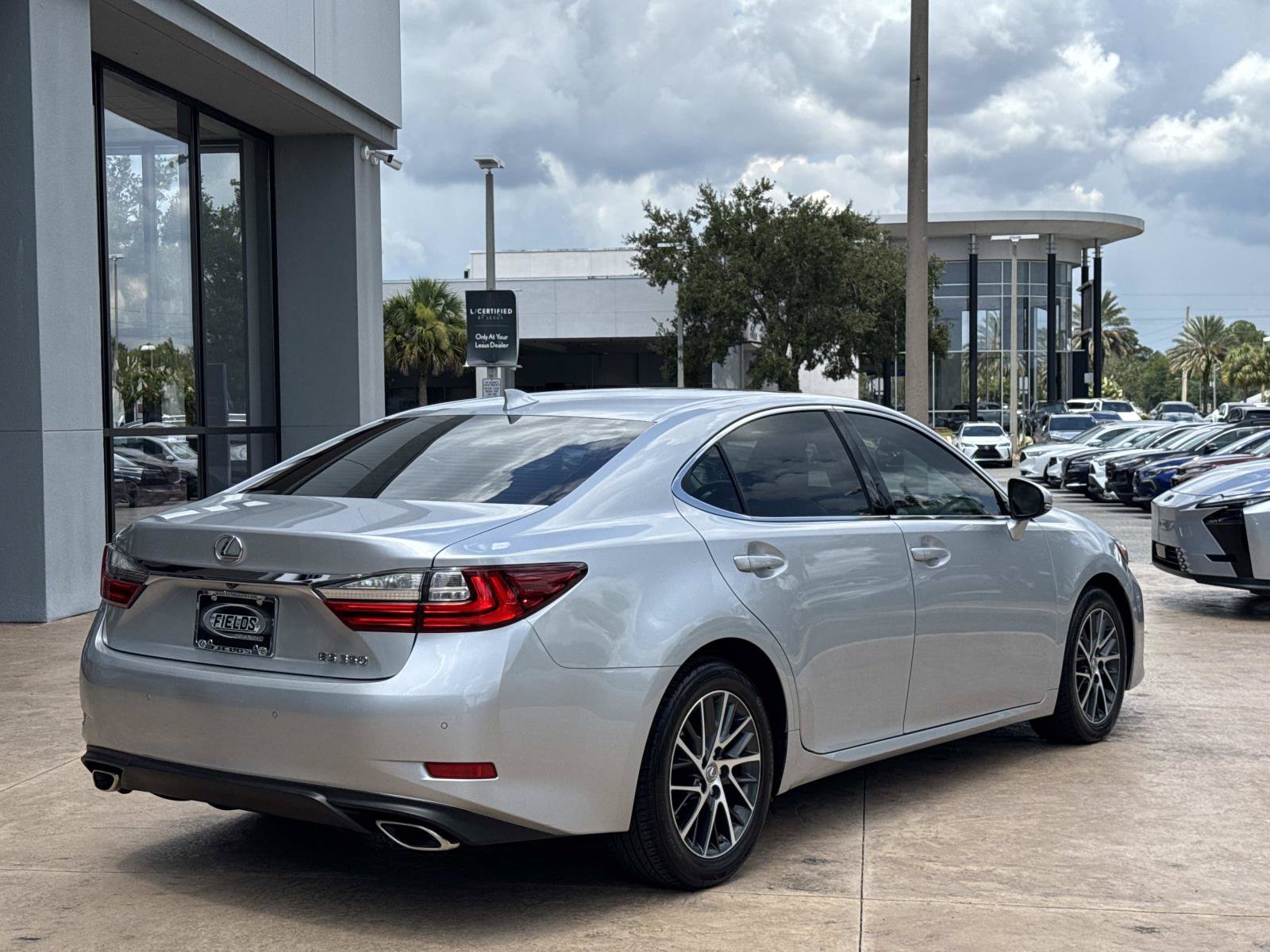 Used 2017 Lexus ES 350 w/ Luxury Package FWD image 3