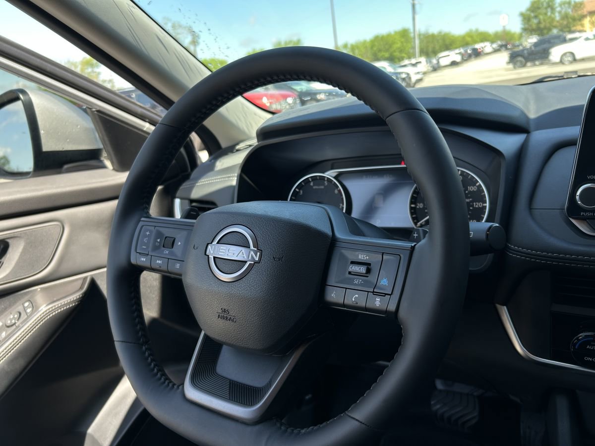 Used 2025 Nissan Rogue SV FWD image 8