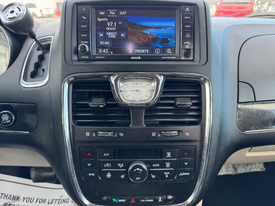 Used 2014 Chrysler Town & Country Touring-L w/ Driver Convenience Group image 23