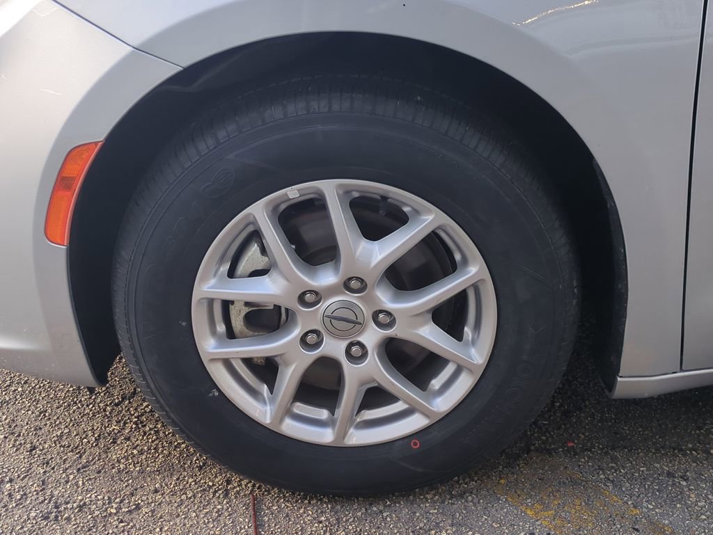 Used 2023 Chrysler Pacifica Touring-L image 12