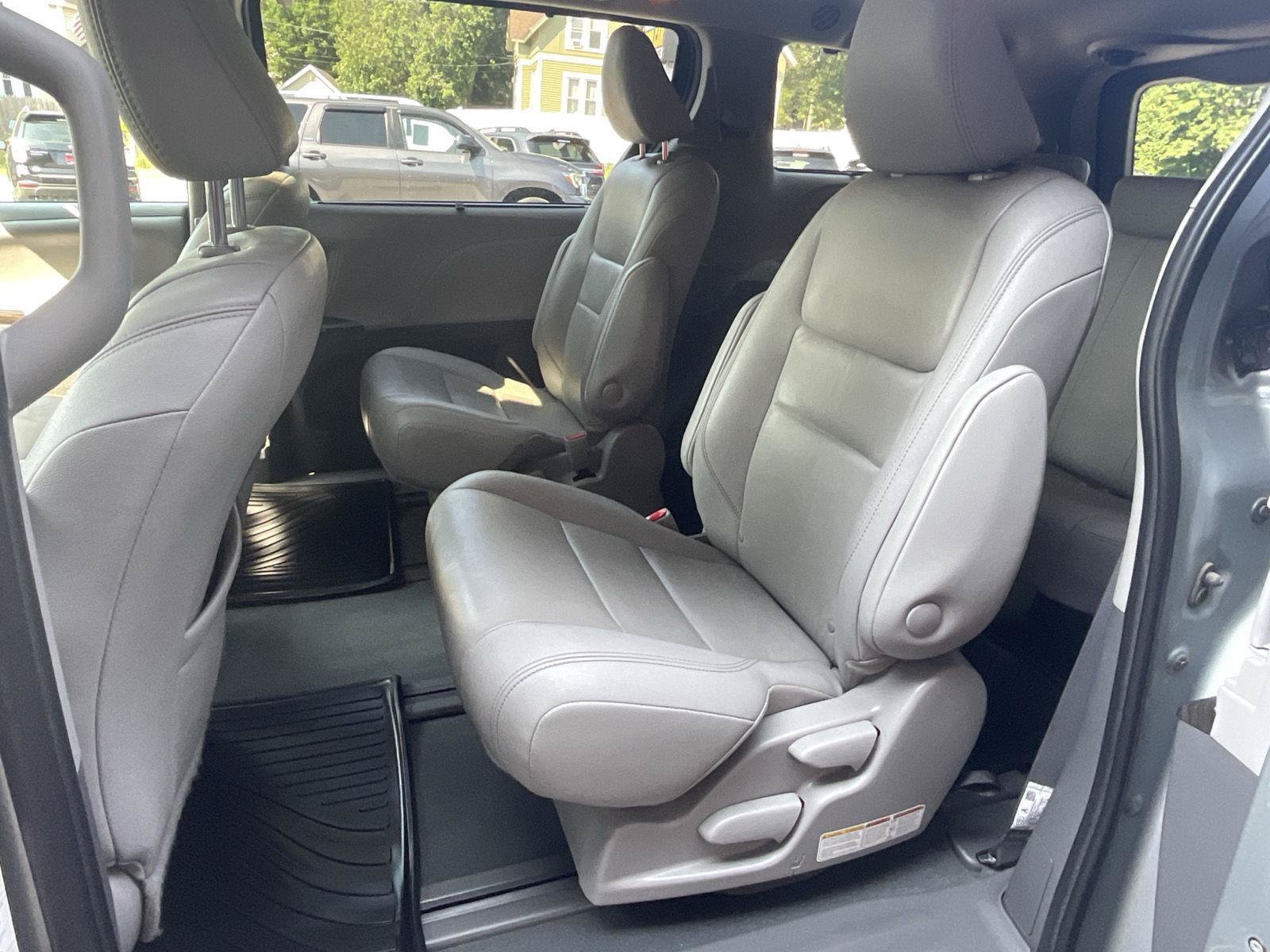 Used 2020 Toyota Sienna XLE Premium AWD/4WD image 12