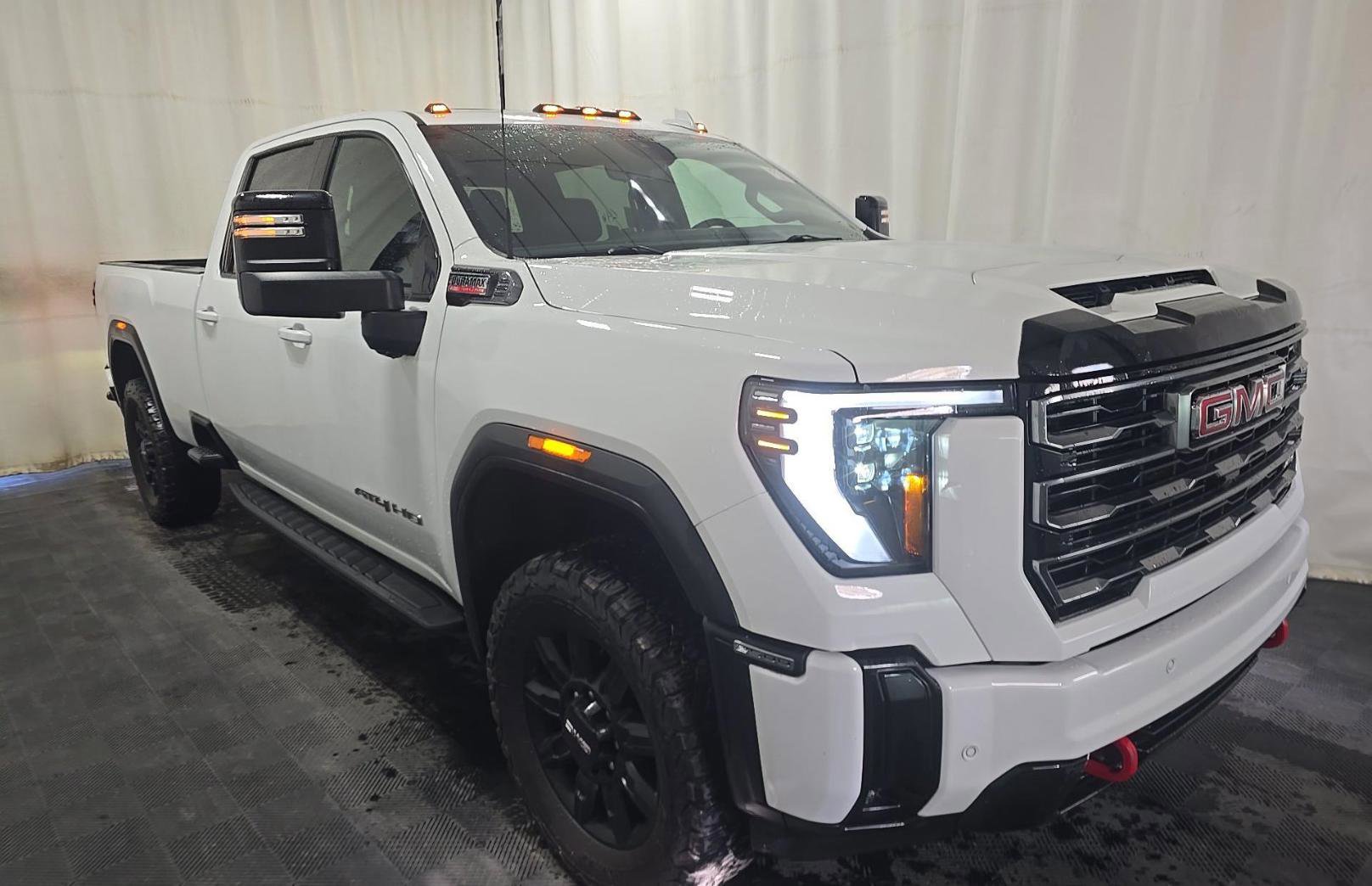 Used 2025 GMC Sierra 2500 AT4 w/ AT4 Premium Plus Package AWD/4WD image 3