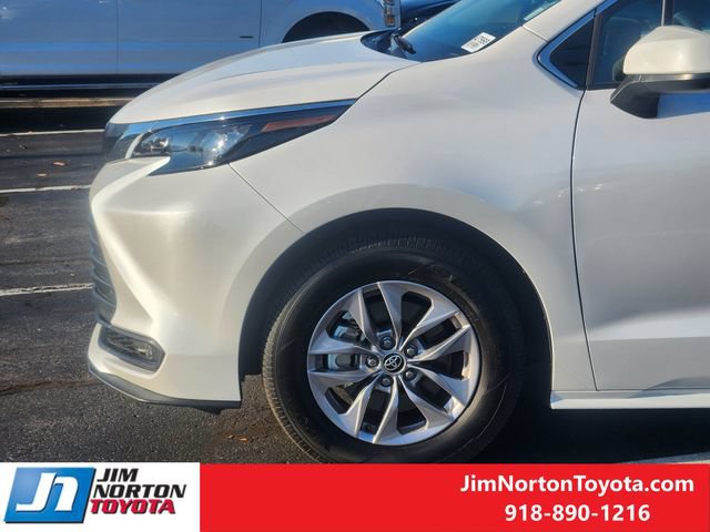 Used 2026 Toyota Sienna XLE FWD image 8