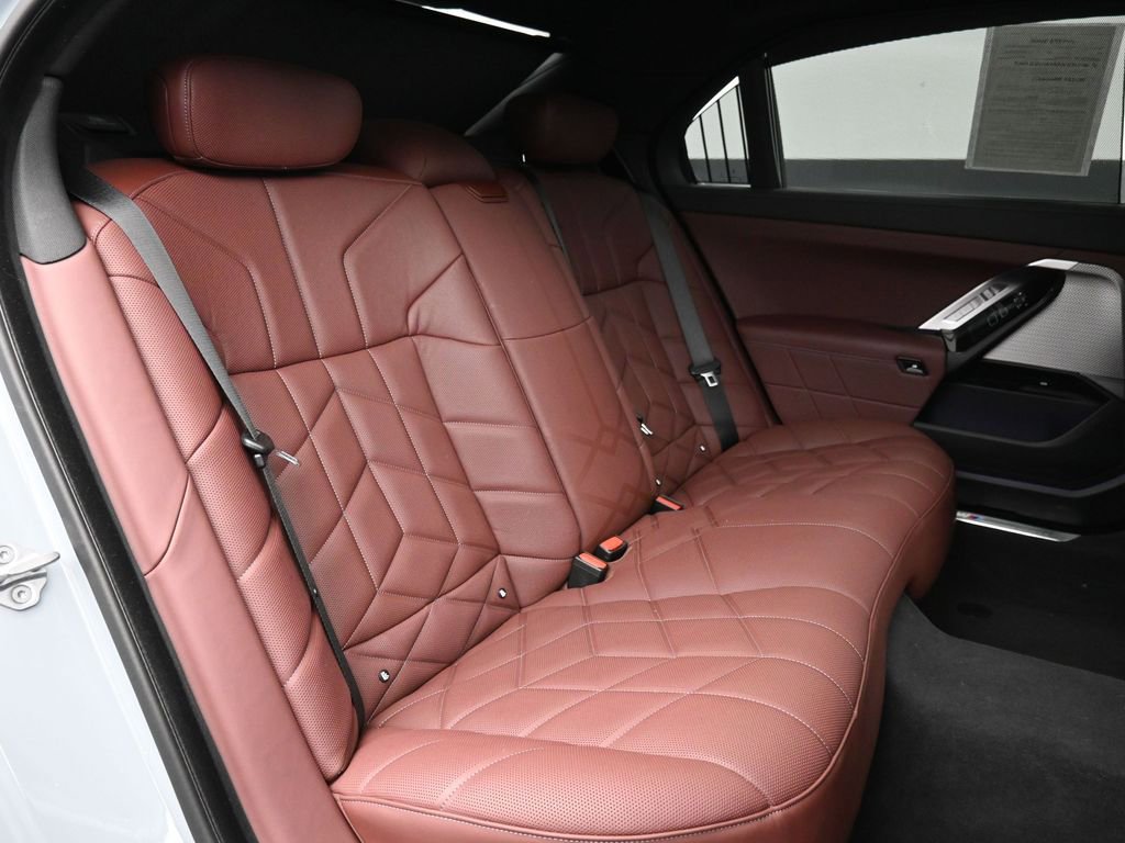 Used 2023 BMW 760i xDrive image 25