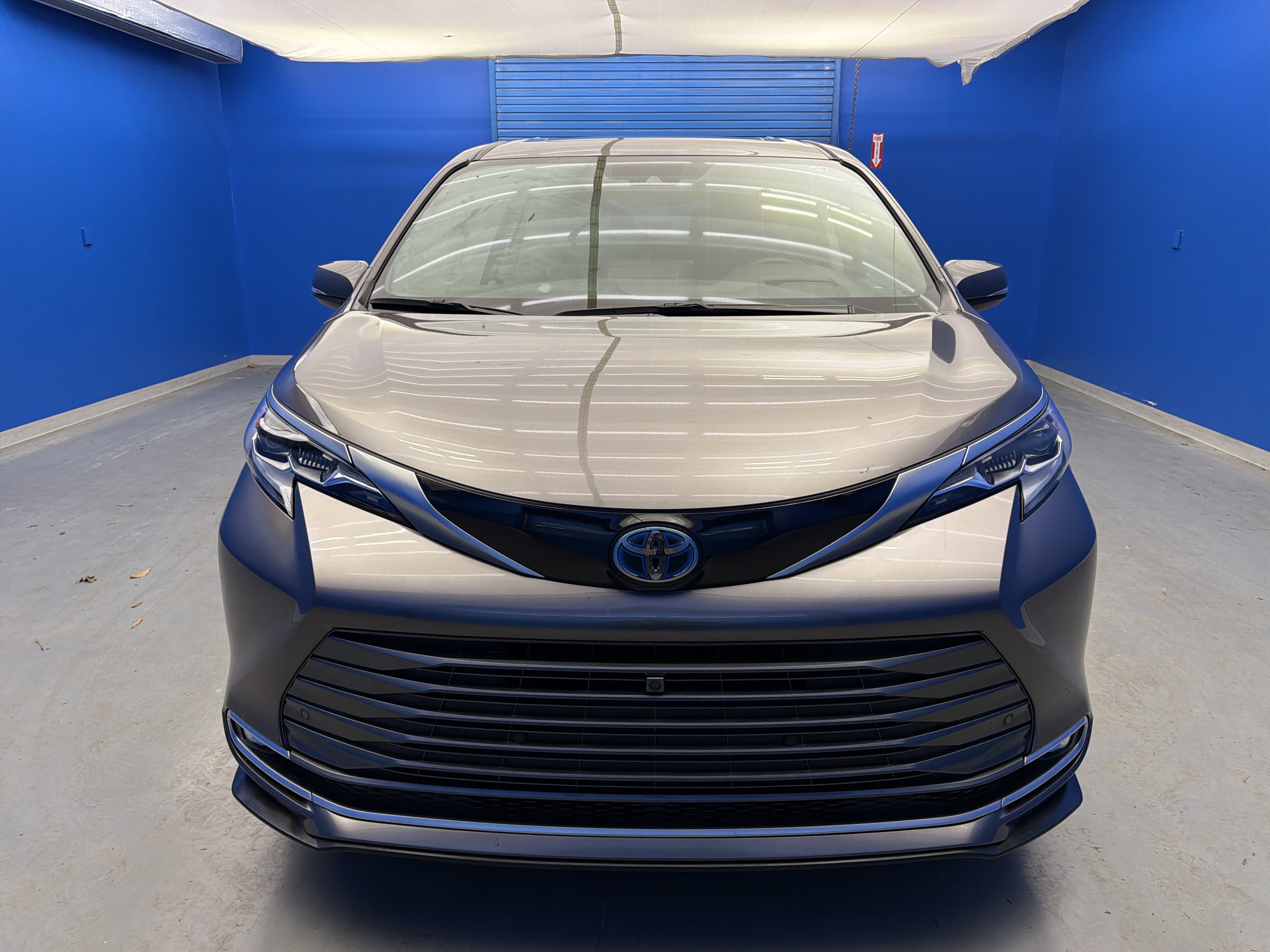 Used 2023 Toyota Sienna Platinum image 3