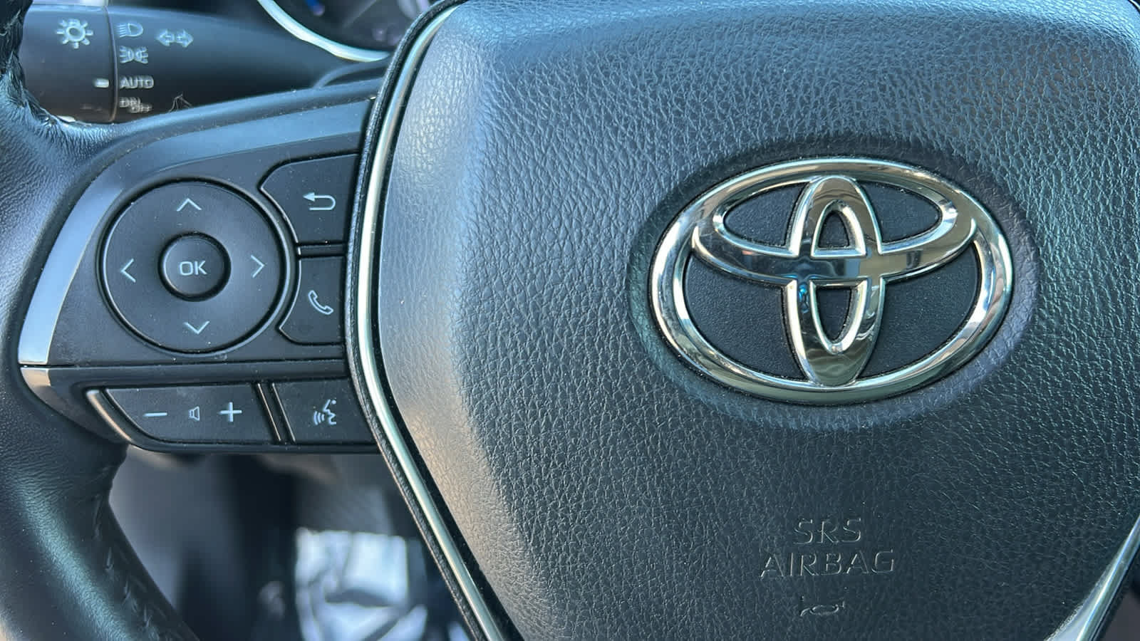 Used 2020 Toyota Camry SE w/ Sunroof Package FWD image 19