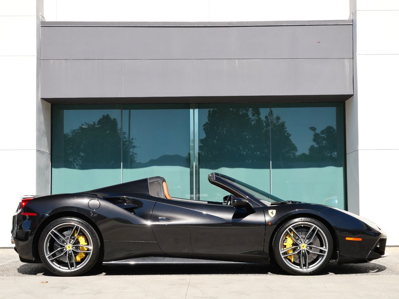 Used 2018 Ferrari 488 Spider RWD image 4